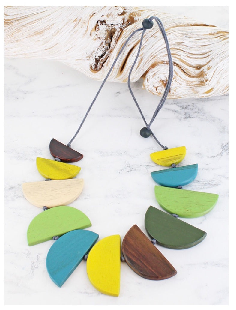 FB1403GN WOODEN HALF MOON FAN NECKLACE