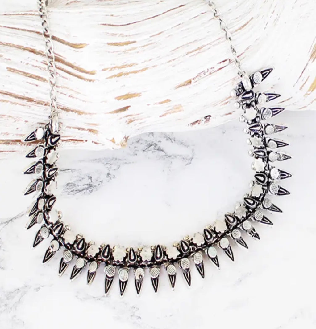 KH1001 CARVED SILVER METAL FAN NECKLACE