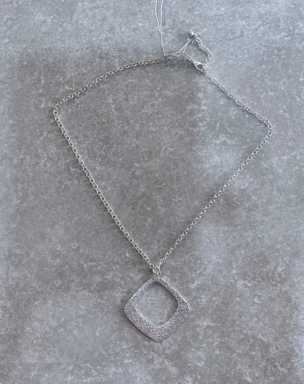 SP322 CHAIN NECKLACE WITH TEXTURED DIAMOND [SILVER PLATE]