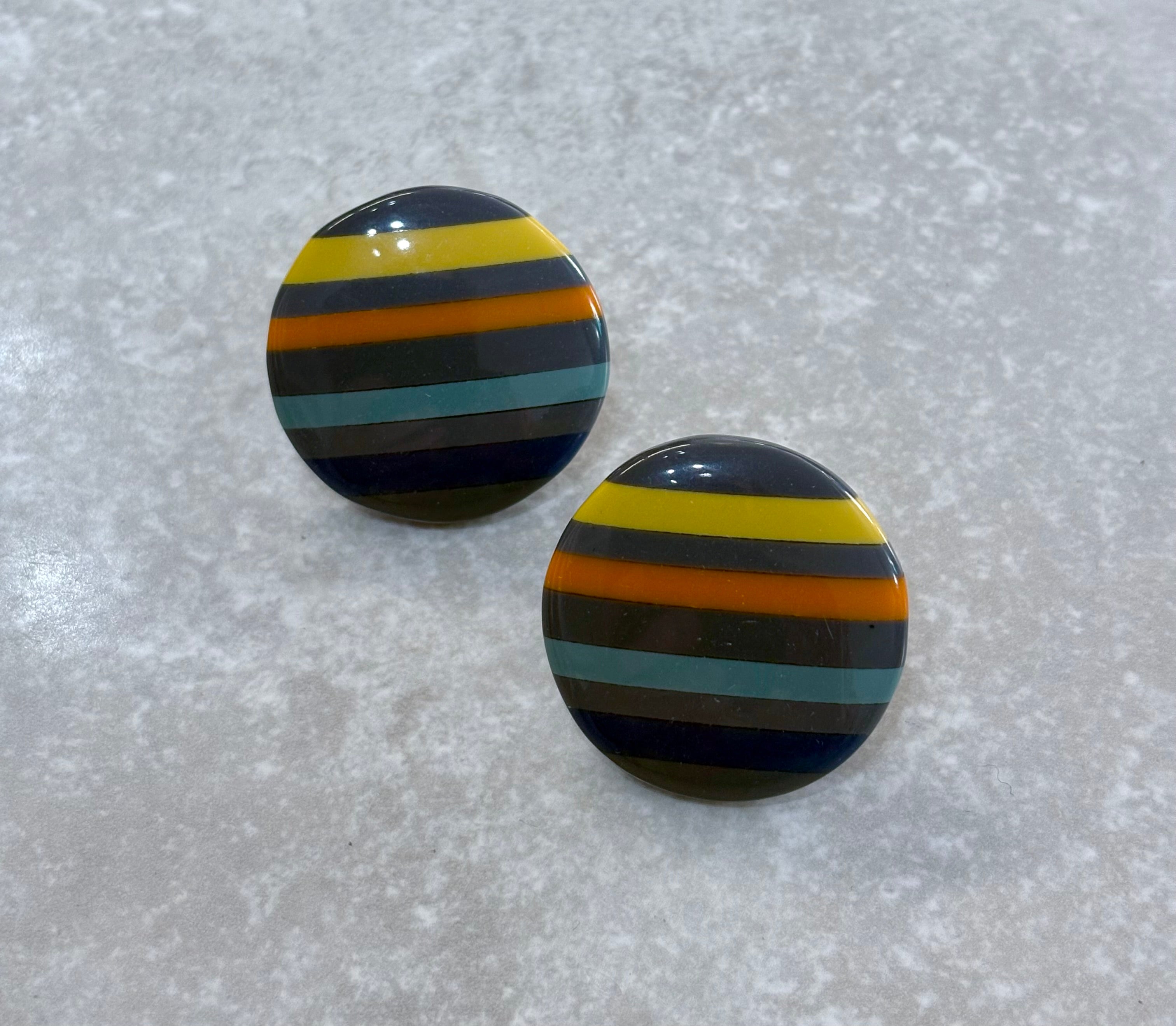 JP6205 STRIPED RESIN DISC STUD EARRINGS