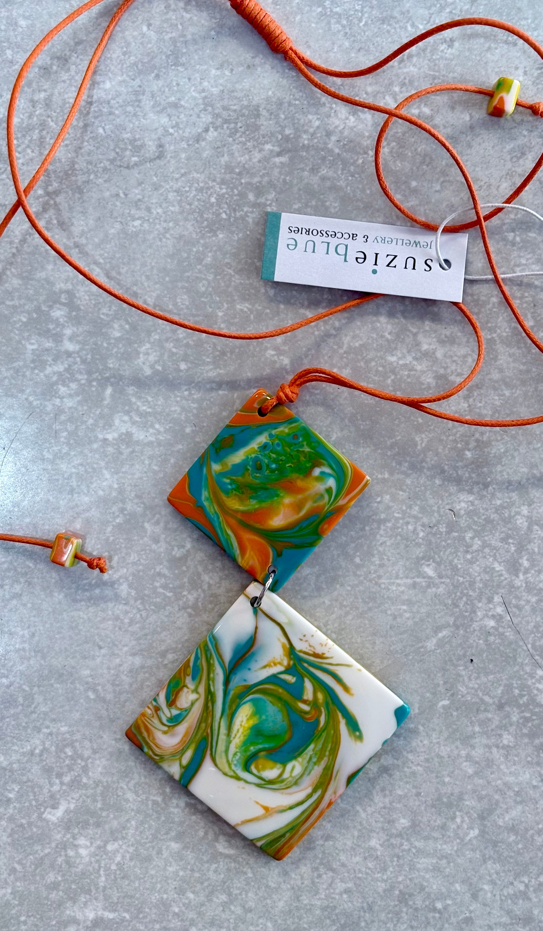 JP1302OR MARBLED RESIN PENDANT NECKLACE