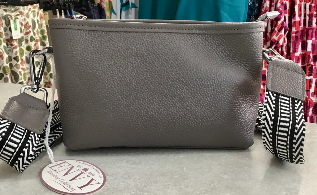 LE15 Leather Shoulder Bag