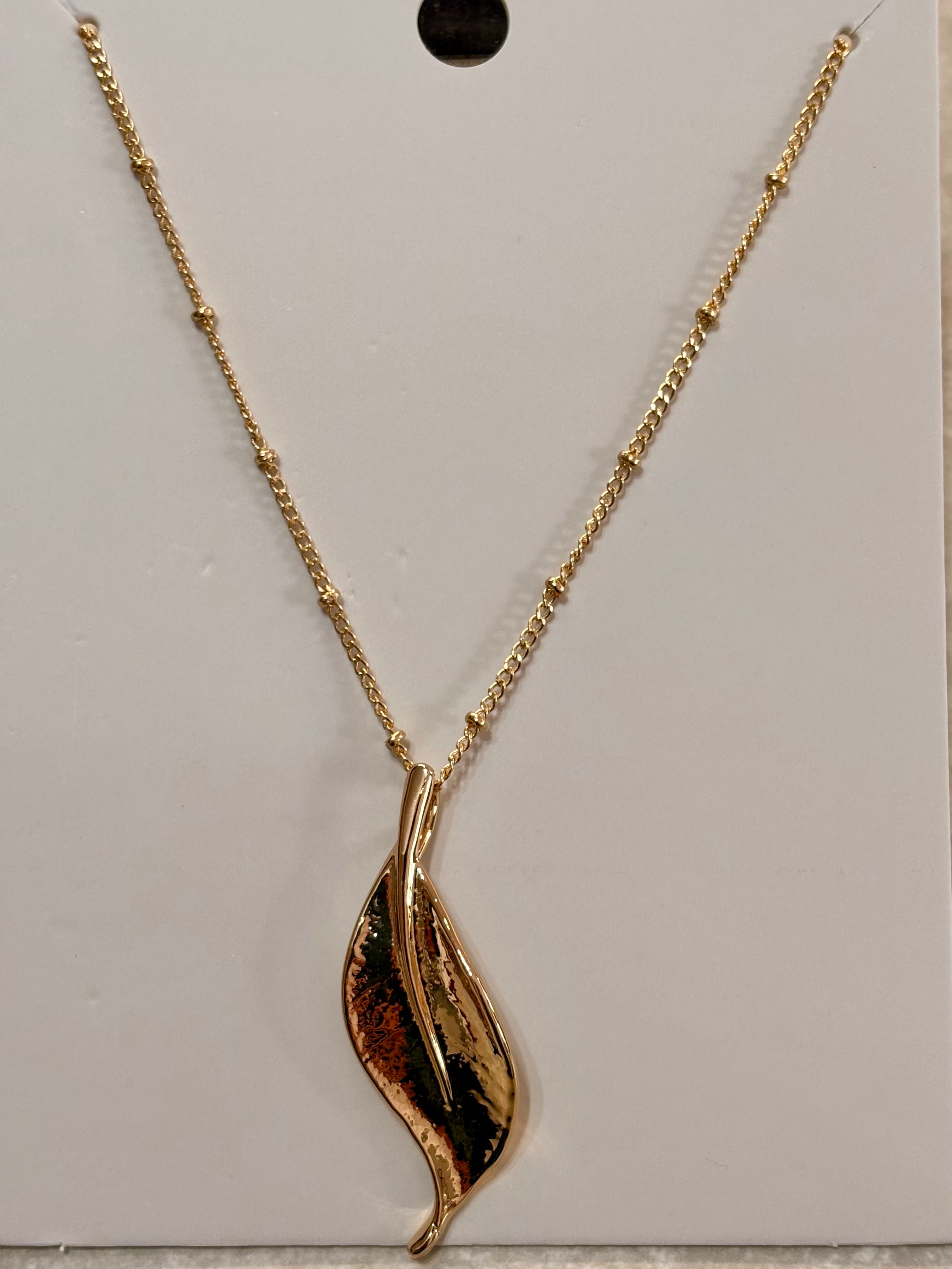 2011191 Elizabeth Leaf Pendant Necklace