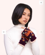 COS148 HIGHLAND COW WRIST WARMERS, DAMSOM