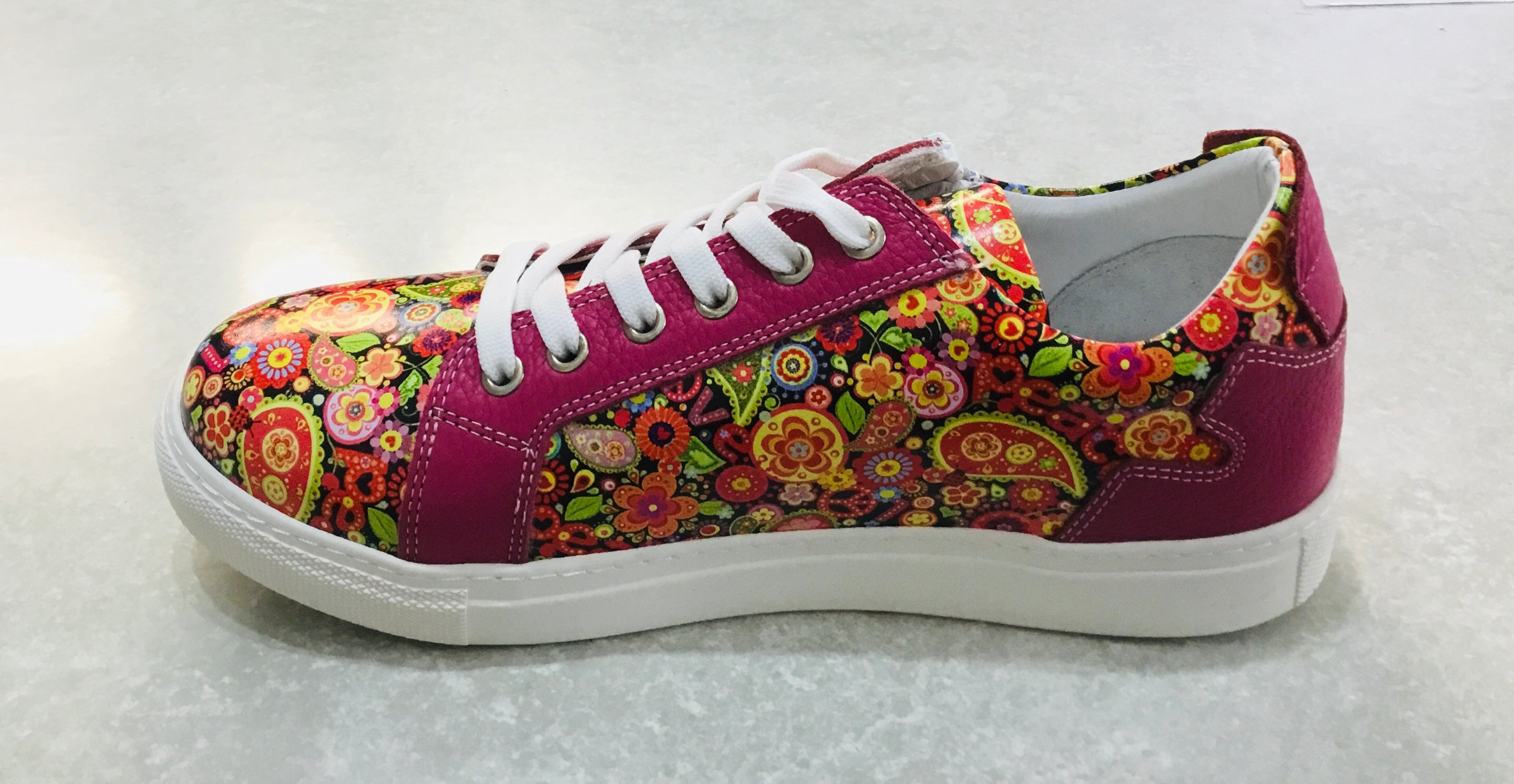 Faye Flower Power Trainer
