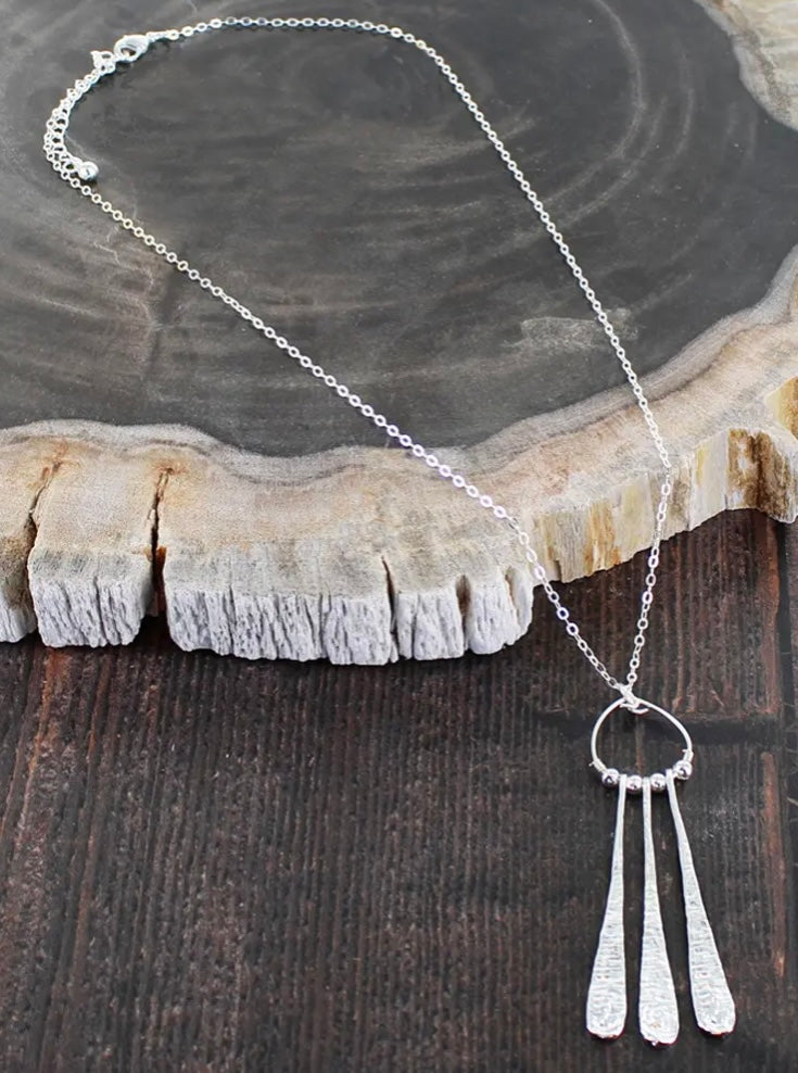 SP453 BEATEN TEARDROP EARRINGS [SILVER PLATE]