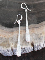 SP453 BEATEN TEARDROP EARRINGS [SILVER PLATE]