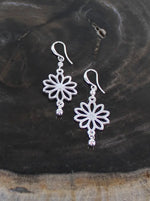 SP311 SINGLE FLOWER EARRINGS [SILVER-PLATE]