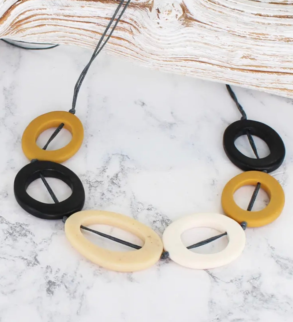 BB6202 SHORT RESIN HOOP NECKLACE