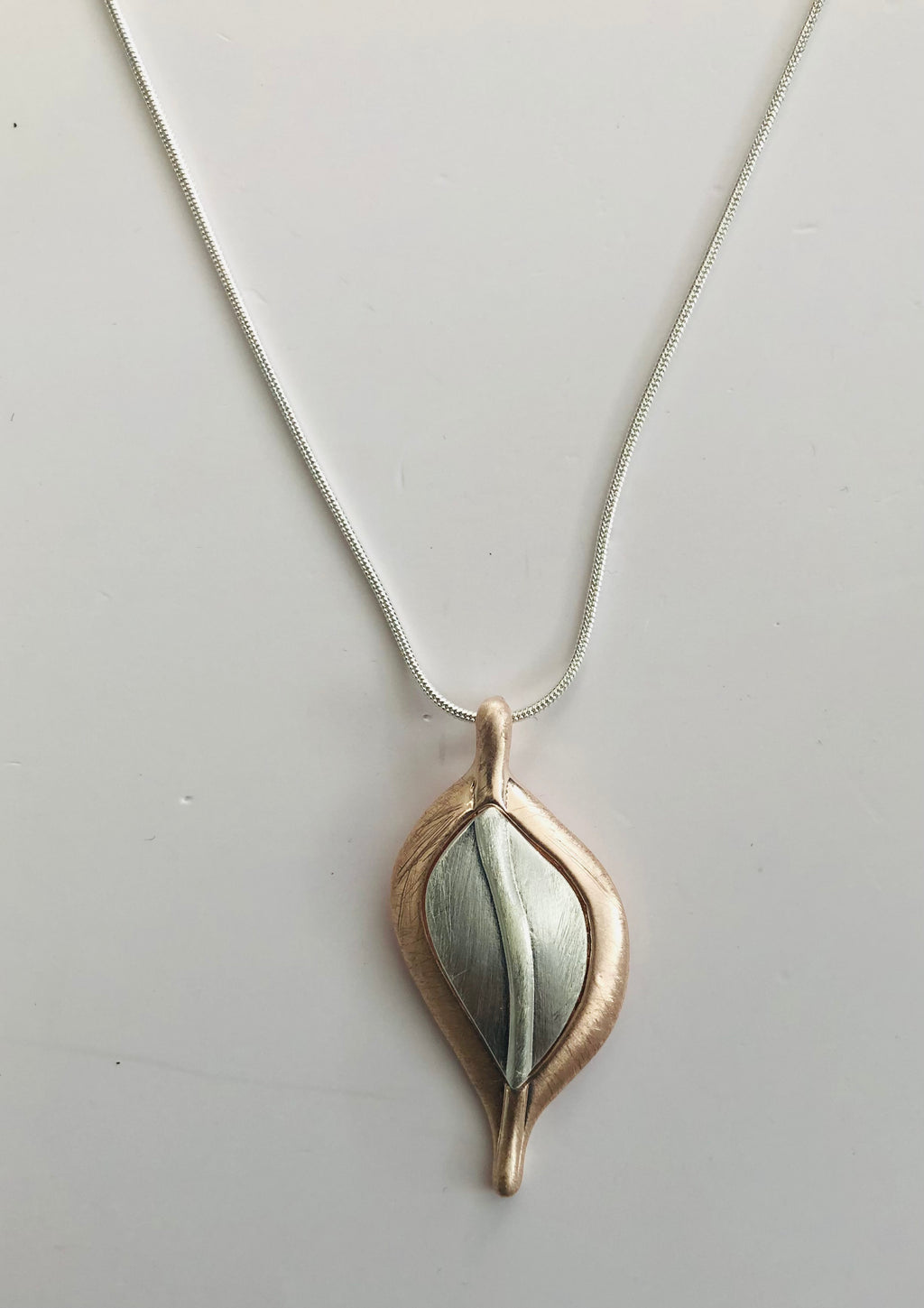 Lille Elegant Leaf Pendant Necklace